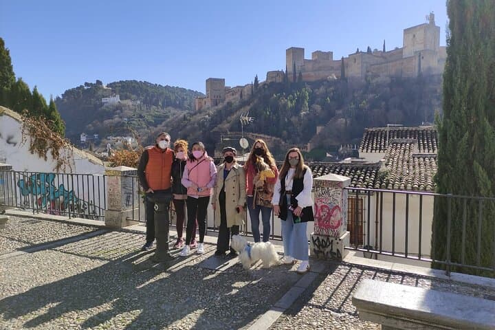 Guided tour with pets through the Albaicín in Granada