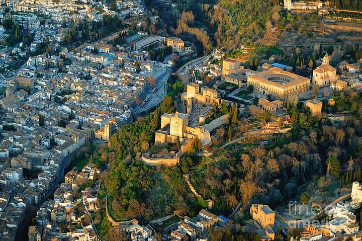 Complete Alhambra with tour guide - Avoid individual queues