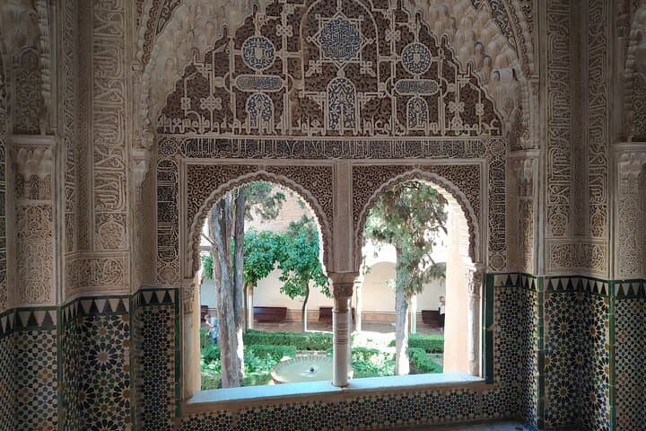 Complete Alhambra with tour guide - Avoid individual queues
