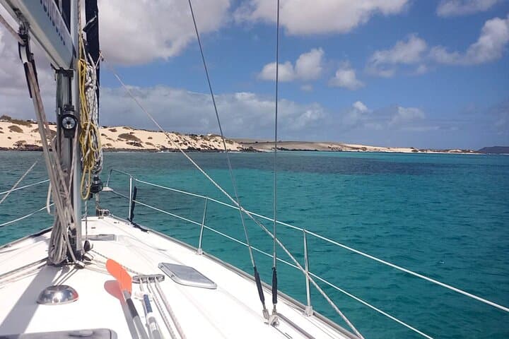 Sailing tour around the Lobos Island Natural Park / 4h