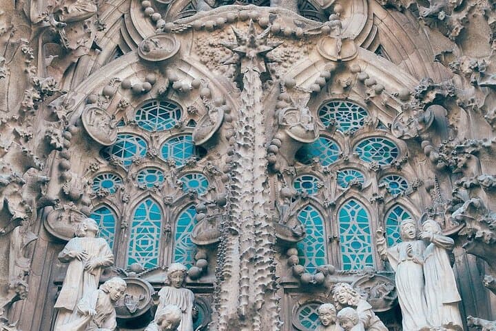 Barcelona Old City Walking Tour and Churros Stop with a Local Guide