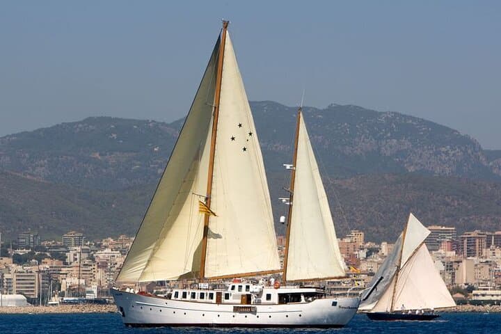 1,5 Hour sunset Tour on a Historical Boat with music DJ &, drinks