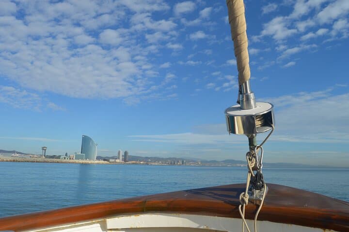 1,5 Hour sunset Tour on a Historical Boat with music DJ &, drinks