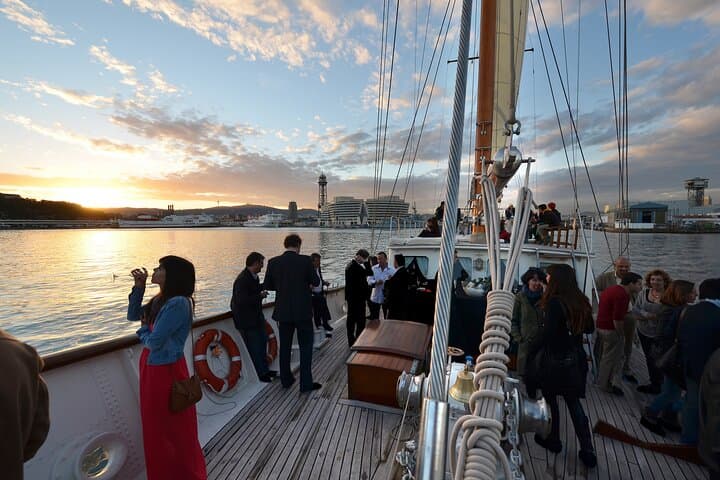 1,5 Hour sunset Tour on a Historical Boat with music DJ &, drinks