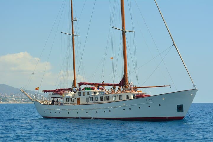 1,5 Hour sunset Tour on a Historical Boat with music DJ &, drinks