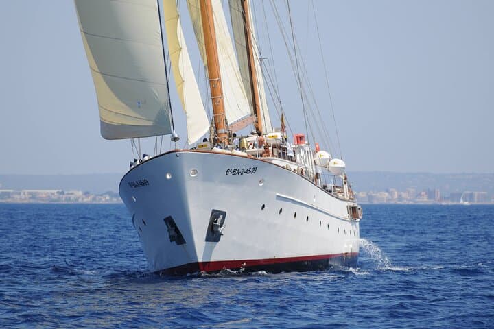 1,5 Hour sunset Tour on a Historical Boat with music DJ &, drinks