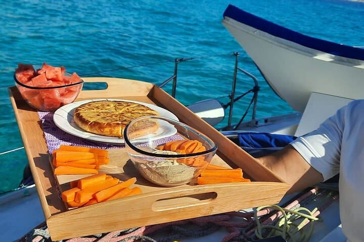 Private Sailing Adventure with snacks & drinks, snorkeling and SUP