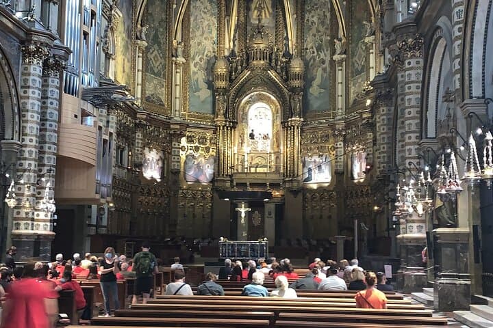 Private Half Day Tour in Monserrat with Driver