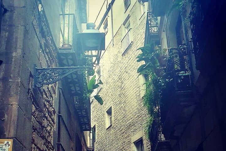 Guided Tour to Pier through the Jewish Quarter of Barcelona