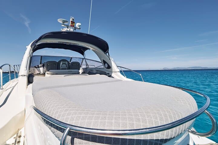 Enjoy an unforgettable experience with the Elegant CRANCHI 47