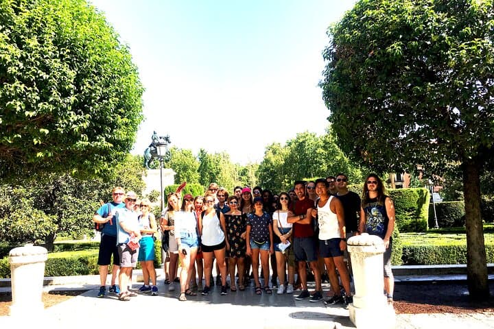 Pic-Nic Experience in Madrid with Games and Snacks