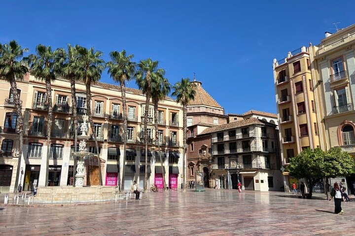 Walk through the old Malaga medina