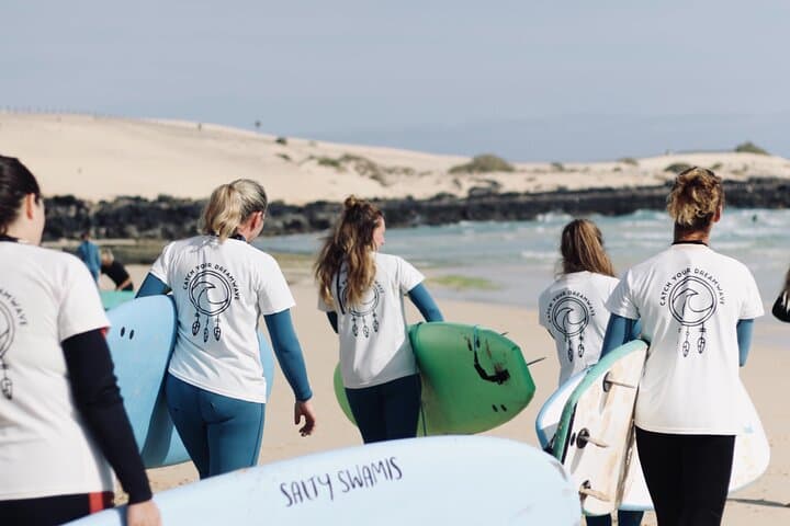 Lezioni di Surf per Beginner e Intermedi (6 persone a istruttore)