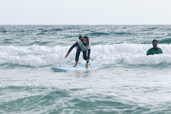 Lezioni di Surf per Beginner e Intermedi (6 persone a istruttore)