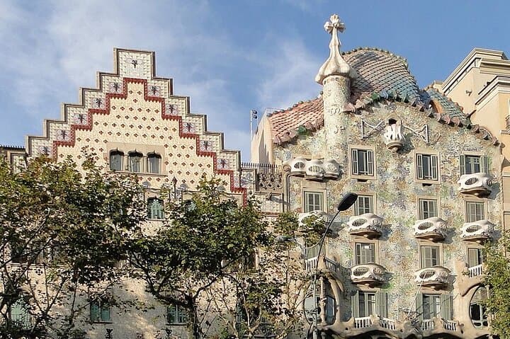 Park Guell & Gaudi houses tour with Modern Style expert Guide