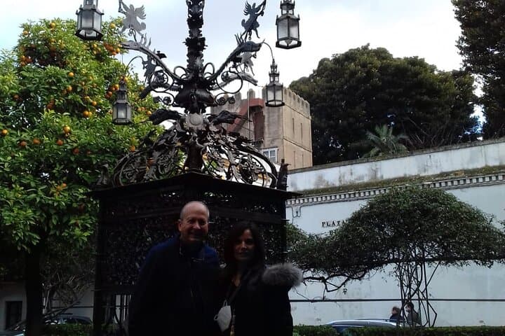 William Ramírez and María Ortiz during their visit to the Barrio de Santa Cruz