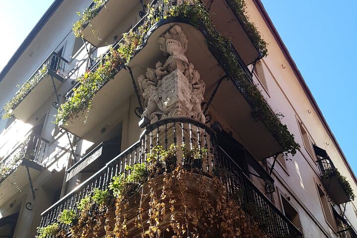 Detail of the coat of arms in Calle Correo.