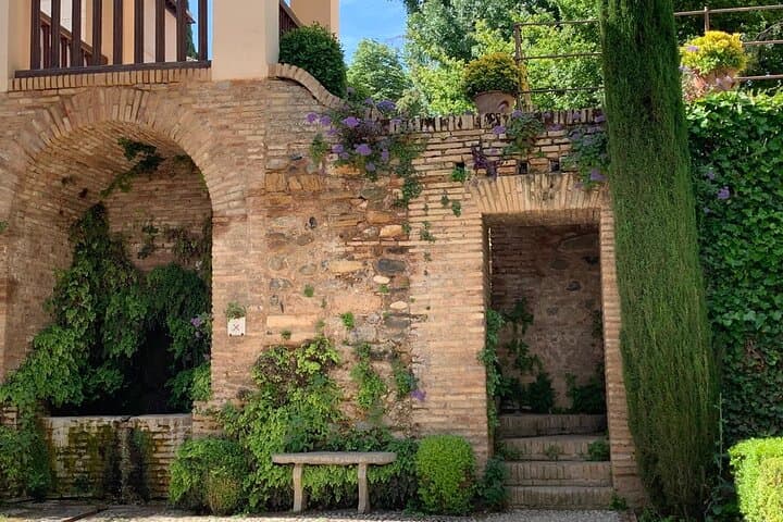 Alhambra: Complete Guided Tour with Nasrid Palaces Tickets