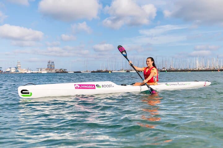 Jennifer in the surfski experience session at Las Alcaravaneras Beach in Las Palmas de Gran Canaria.
