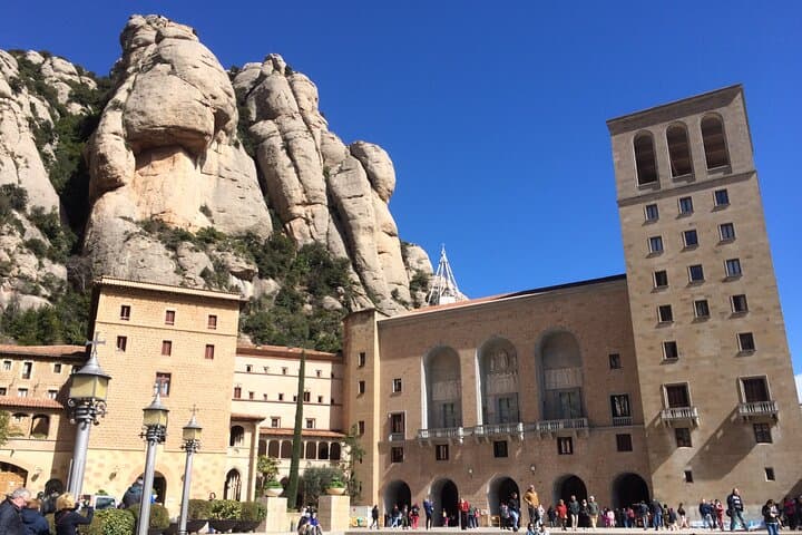 Private Tour to Montserrat with a specialized local guide