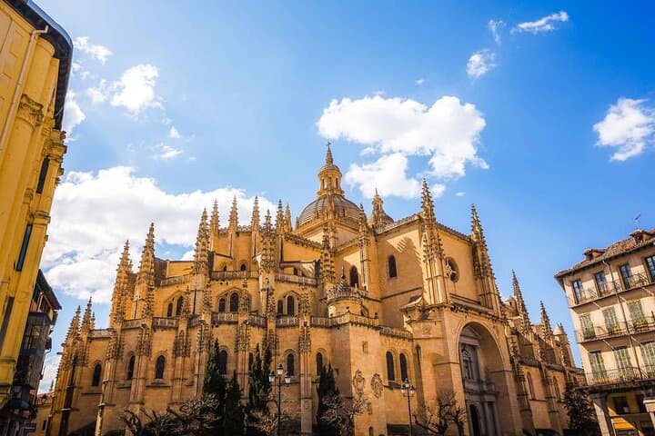 Hike and Visit Segovia with Transport