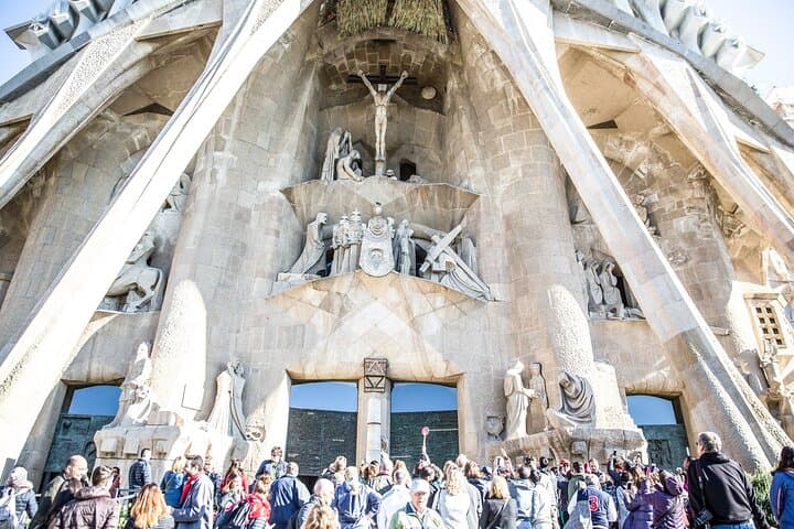 Sagrada Familia Guided Tour with Skip the Line Ticket