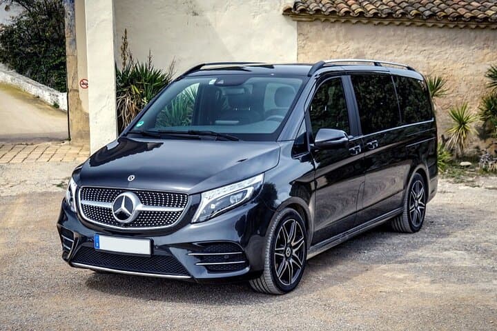 Madrid Airport MAD Round-Trip Private Transfer in Luxury Van