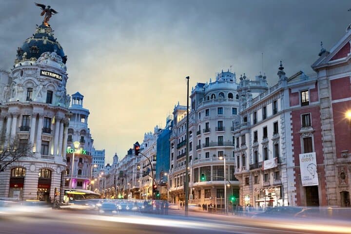 Madrid Airport MAD Round-Trip Transfer in Private Van