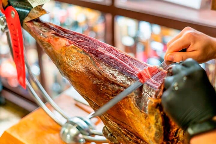 Private Tour: Tapas, Wine & Flamenco Show in Barcelona’s Old Town