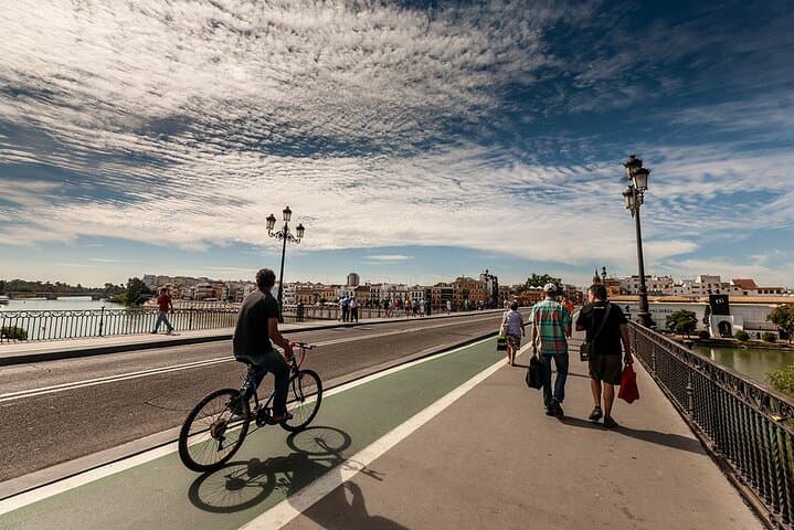 Bicycle rental for 6 hours in Seville