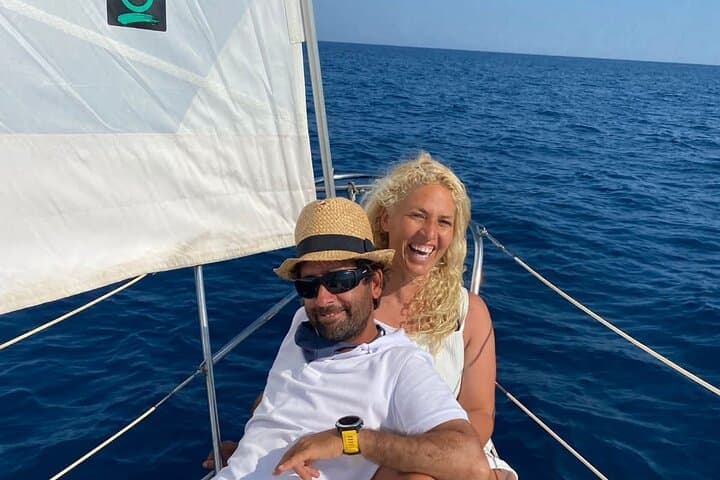 Sailing experience on a 4-hour sailboat in Girona