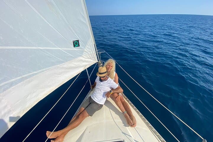 Sailing experience on a 4-hour sailboat in Girona