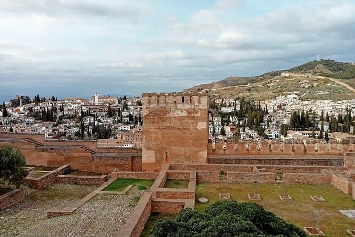 Guided Walking Tour with Panoramic Views and Terraces of Granada