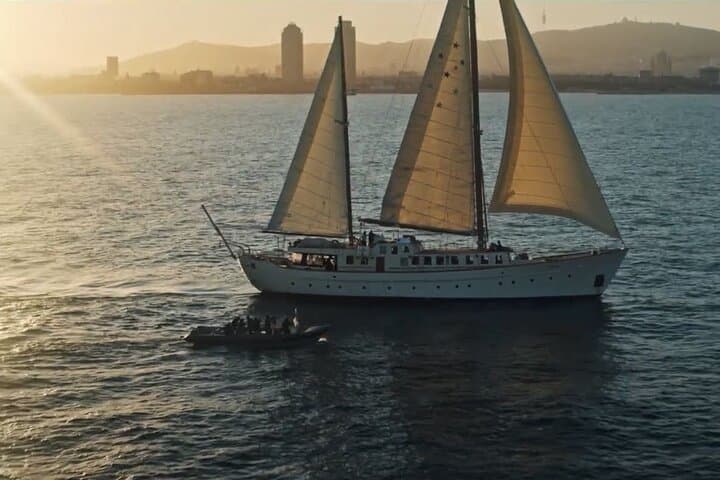 1,5 Hour sunset Tour on a Historical Boat with music DJ &, drinks