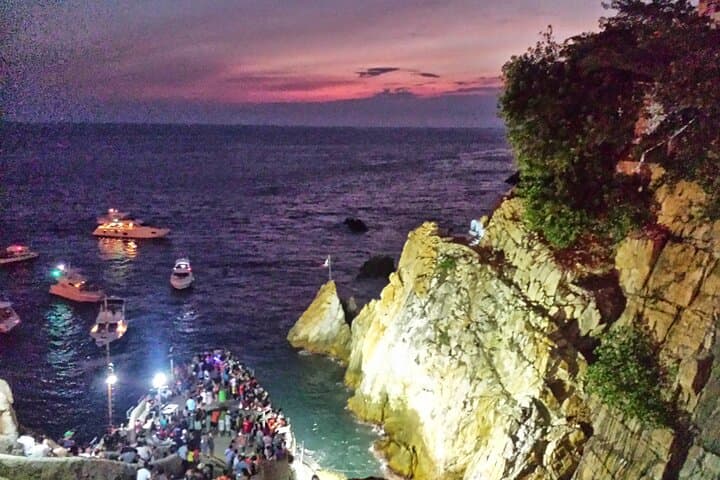 High Divers DeLuxe Three Course Dinner + Two Drinks plus SUNSET