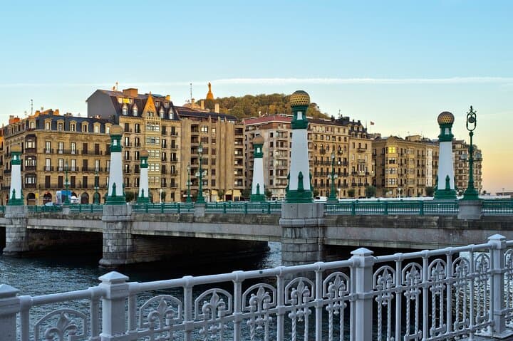 San Sebastian Donostria: Self Guided Scavenger Hunt and Tour