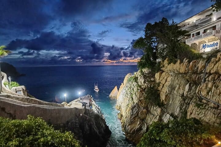 High Divers DeLuxe Three Course Dinner + Two Drinks plus SUNSET
