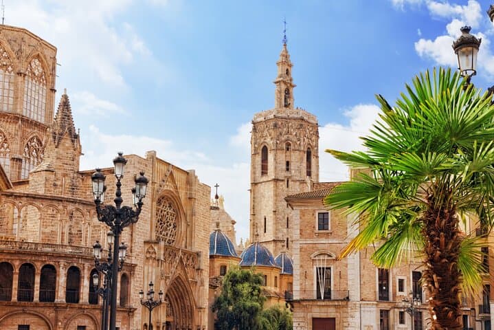 Valencia Iconic Self-Guided City Walking Tour & Scavenger Hunt