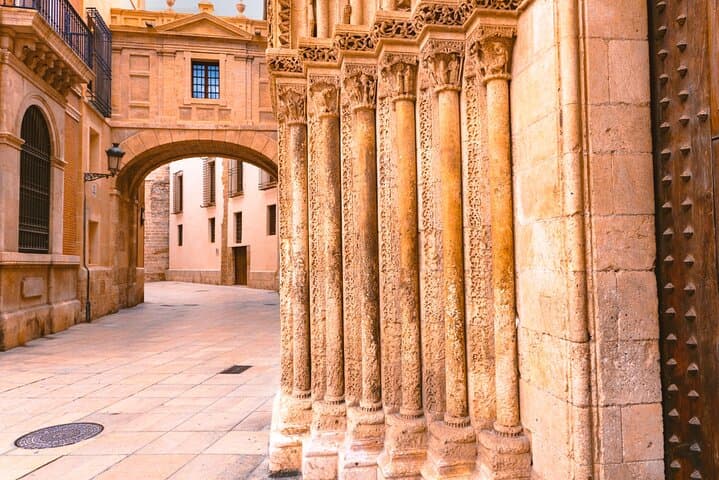 Valencia Iconic Self-Guided City Walking Tour & Scavenger Hunt