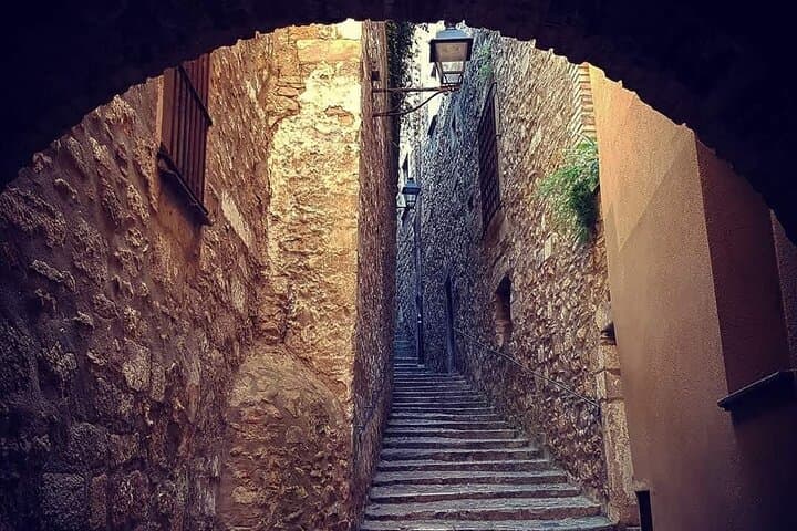 Walking Tour in Girona History and Gastronomy with Tasting