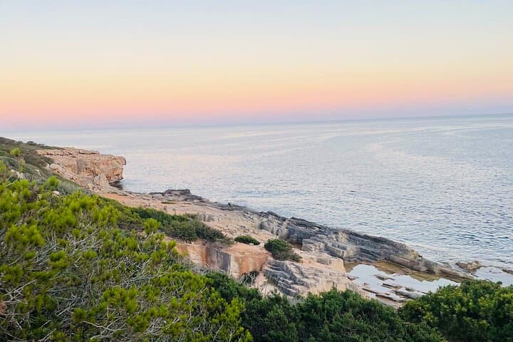 Self-guided Walking Tour and Outdoor Escape Game in Cala Millor, in German