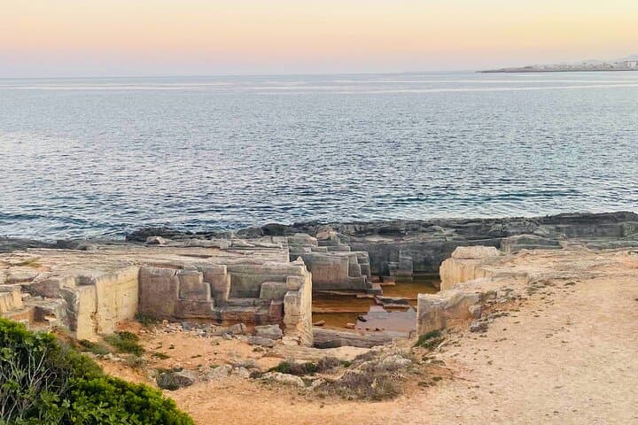 Self-guided Walking Tour and Outdoor Escape Game in Cala Millor, in German