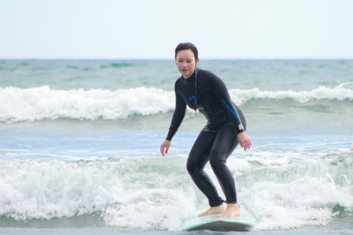 Surfing lesson in Gran Canaria – catching waves for the first time.