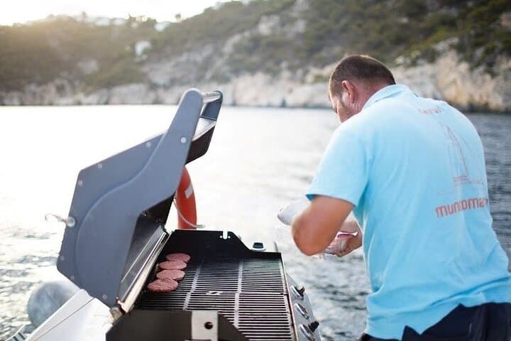 Barbecue on board prepared at the time of anchoring