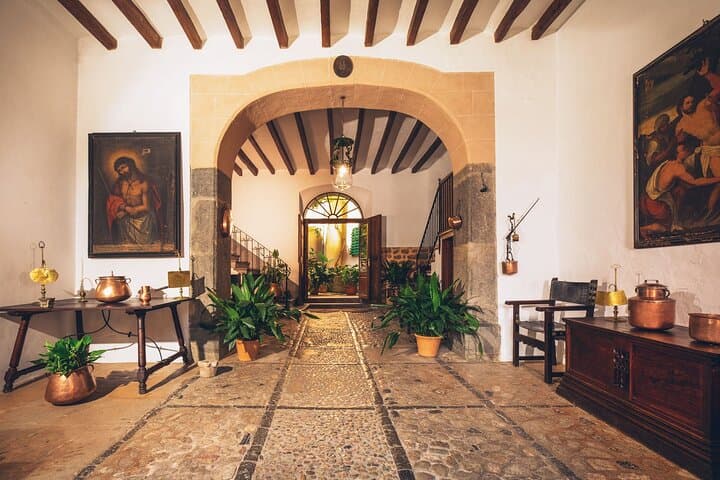 Guided Tasting Tour in 16th century House and Olive Oil Factory
