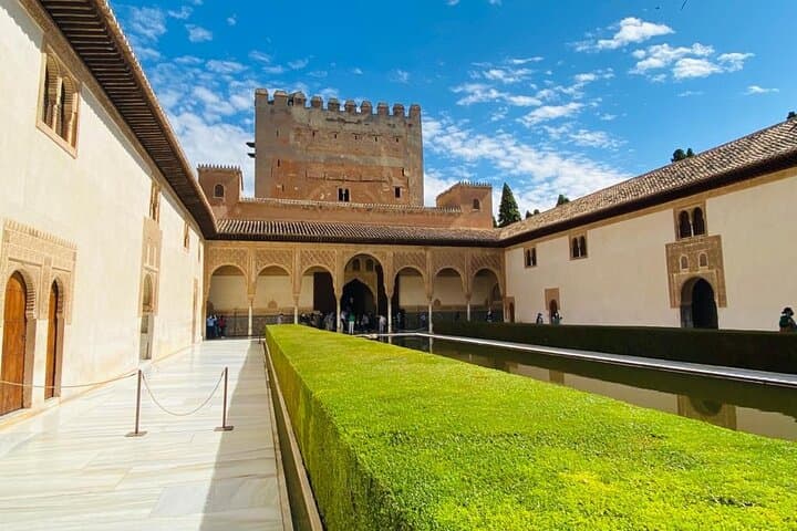 Alhambra Guided Tour from Malaga with Private Transportation