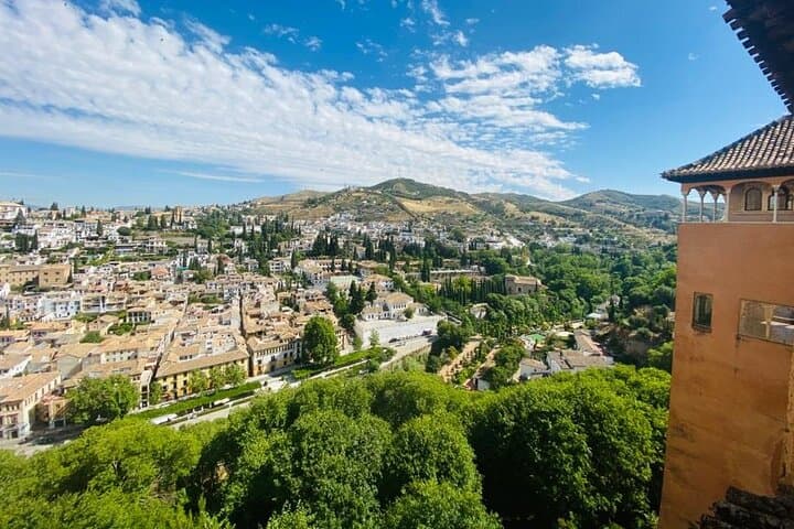 Alhambra Guided Tour from Malaga with Private Transportation