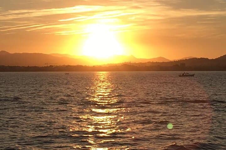 Feel the energy of the sun resting on the sea, live a moment of peace and freedom aboard a large catamaran