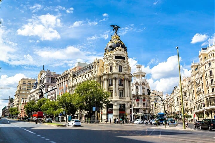Madrid: Old Town guided + Royal Palace Fast Track Entry & Visit