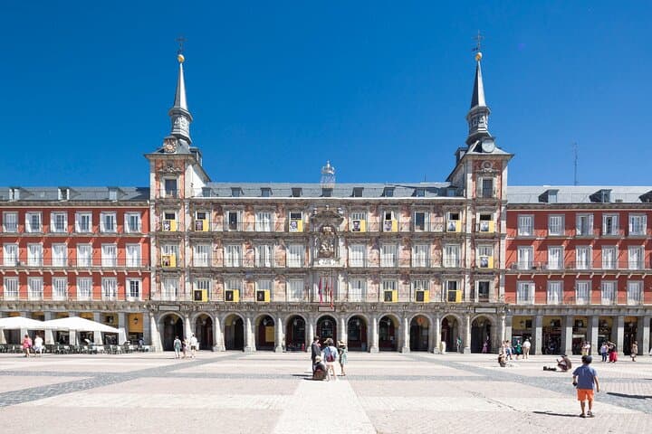 Madrid: Old Town guided + Royal Palace Fast Track Entry & Visit
